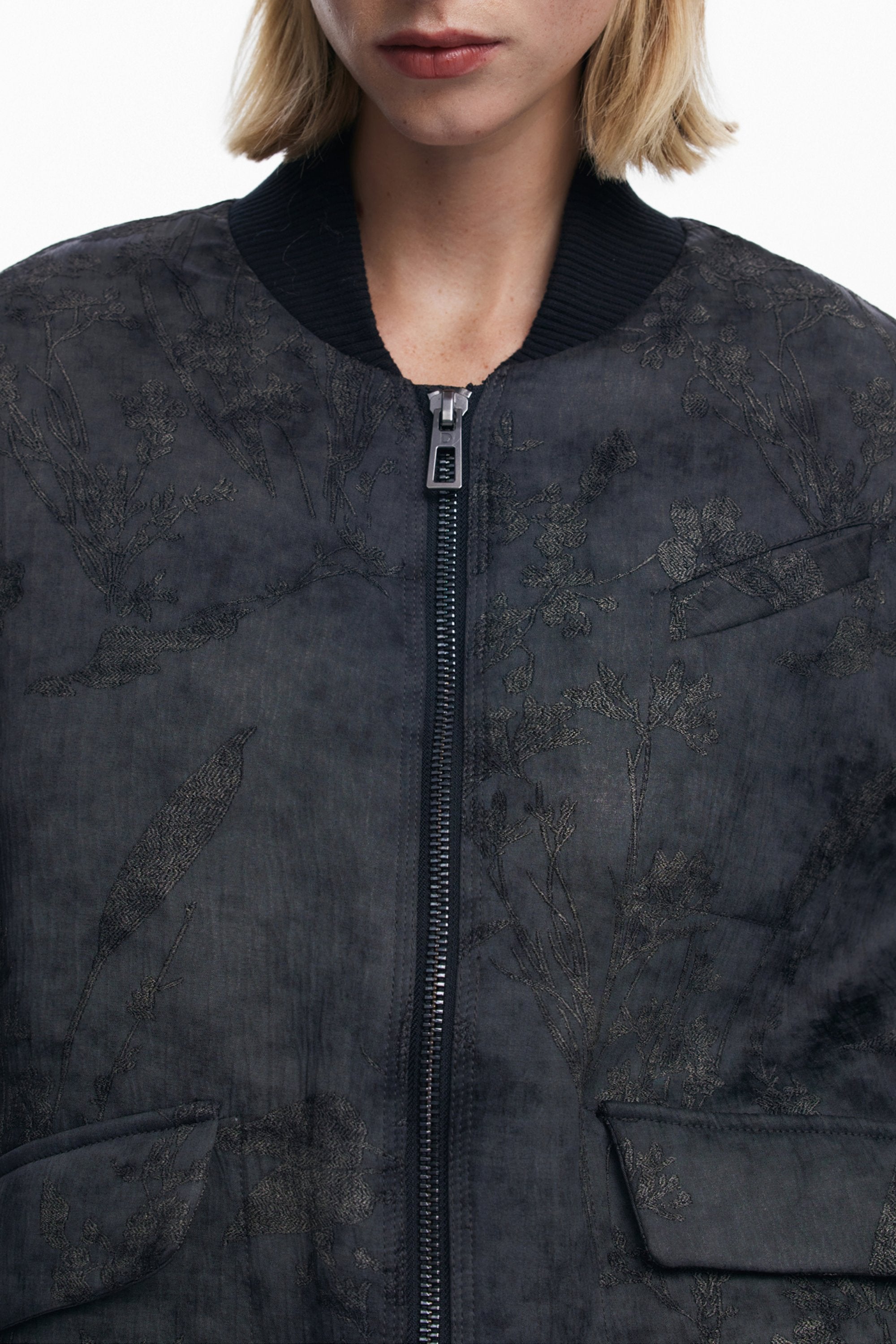 CHAQUETA NEGRA DE MUJER DESIGUAL 