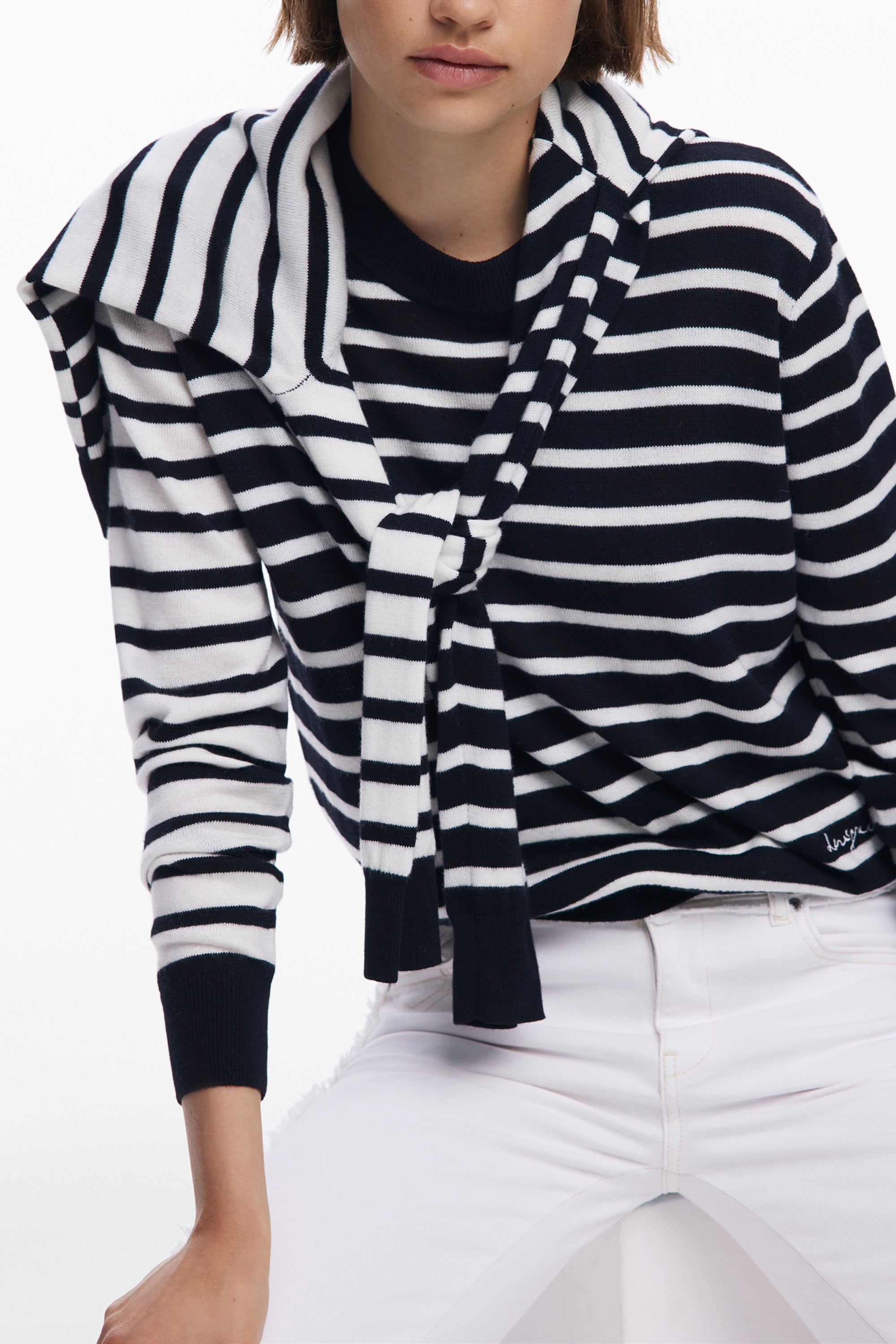 SUÉTER NEGRO DE MUJER DESIGUAL 