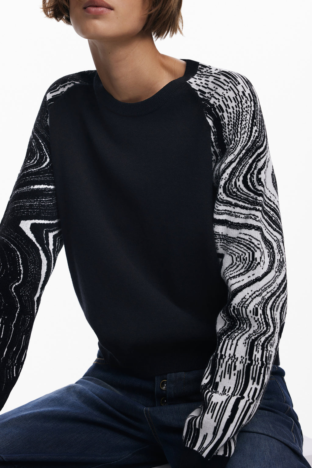 SUÉTER NEGRO DE MUJER DESIGUAL 