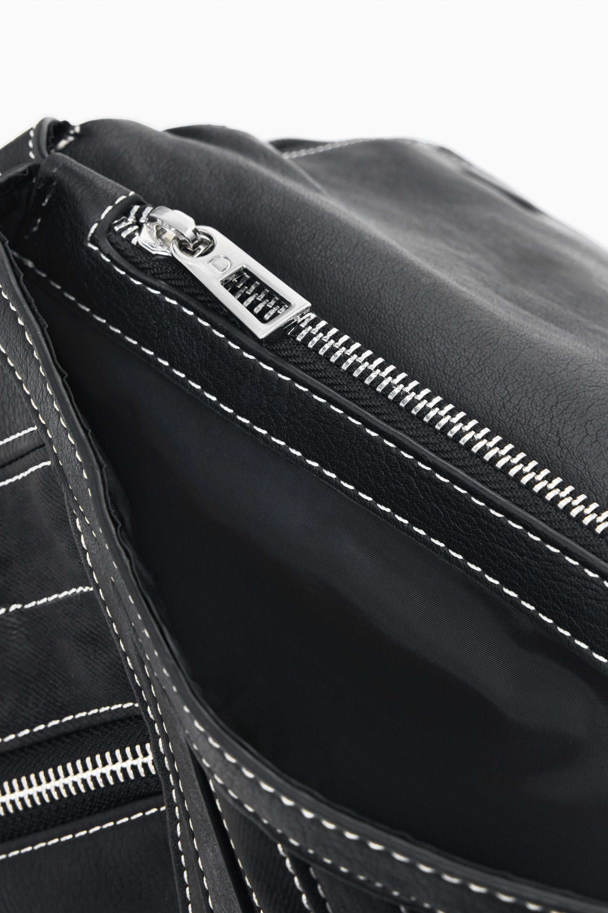 MOCHILA NEGRA DE MUJER DESIGUAL 